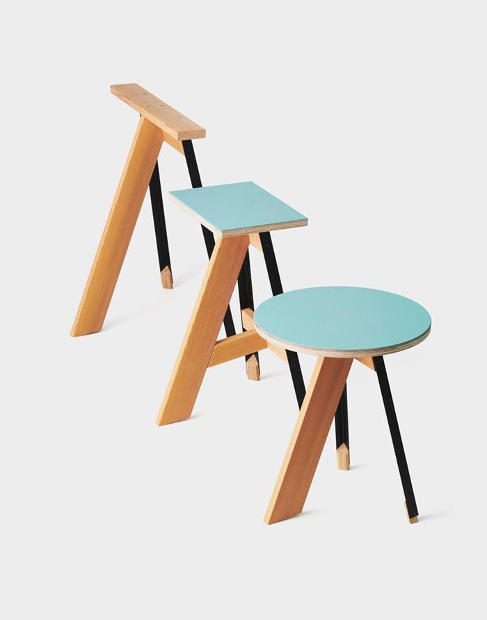 「東京ブルー」を基調としたオリジナル家具／画像提供：dotcom Japan