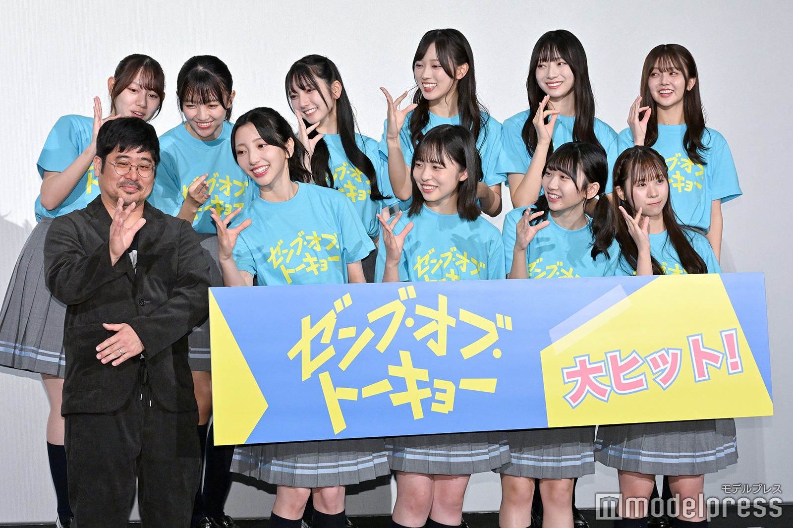 （後列左から）平岡海月、平尾帆夏、竹内希来里、清水理央、宮地すみれ、山下葉留花（前列左から）熊切和嘉監督、小西夏菜実、正源司陽子、藤嶌果歩、石塚瑶季（C）モデルプレス