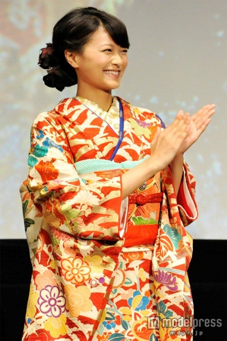 榮倉奈々、和装姿を初披露　上地雄輔、野村萬斎らも着物姿で登壇