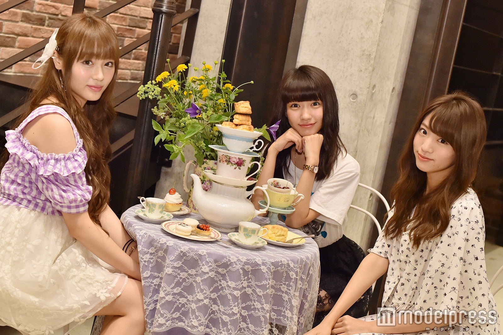 テイーパーティーシーンを再現したセットで座談会を実施／（左から）山田朱莉、荻野可鈴、志田友美（C）モデルプレス