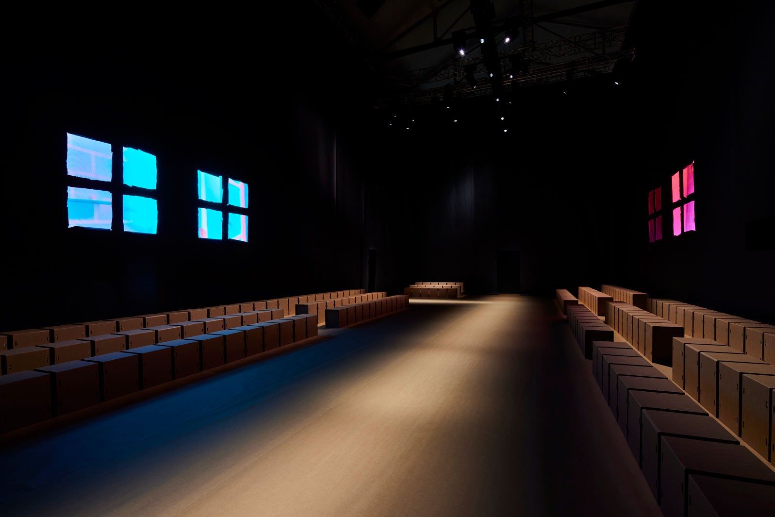 「TOUCH OF CRUDE」ショースペース（提供写真）