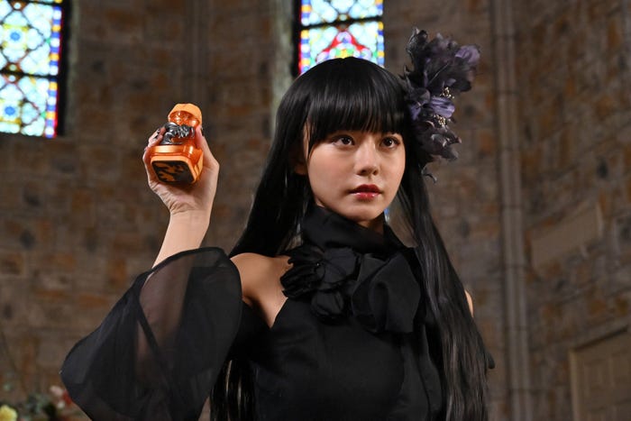 「仮面ライダージャンヌ&仮面ライダーアギレラ withガールズリミックス」より(C)東映特撮ファンクラブ (C) 2021 石森プロ・テレビ朝日・ADK EM・東映