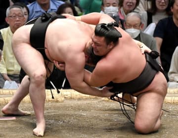 霧島が14場所ぶり3度目の優勝 安青錦に敗れるも3敗豊昇龍、琴勝峰も総崩れで波乱の決着「負けちゃったんですけど」も大関復帰確実にし涙「娘から万歳したいと頼まれていた。よかった」