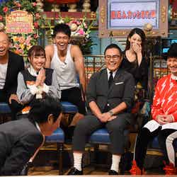 （ひな壇前列左から）須田亜香里、市川右團次、ISSA（後列左から）小峠英二、武井壮、ダレノガレ明美（C）日本テレビ