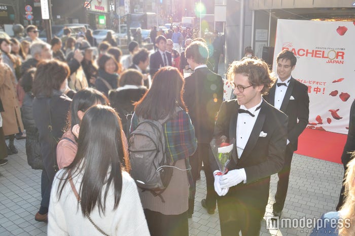 街行く女性にローズを渡すイケメンたち(C)モデルプレス