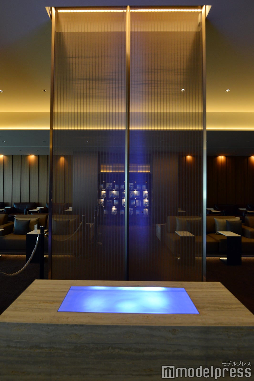 日本の簾（すだれ）をイメージしたメタルメッシュのパーテーション／ANA SUITE LOUNGE（C）モデルプレス