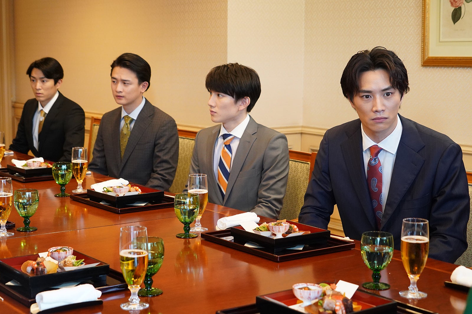 （右手前）鈴木伸之／「悪女（わる）～働くのがカッコ悪いなんて誰が言った？～」第4話より（C）日本テレビ