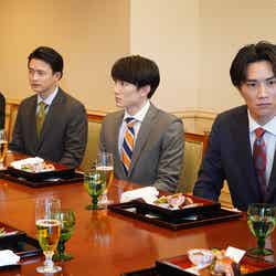 （右手前）鈴木伸之／「悪女（わる）～働くのがカッコ悪いなんて誰が言った？～」第4話より（C）日本テレビ