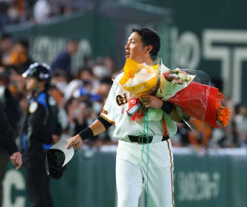 引退試合安打締めの巨人・長野久義 ハプニング明かす「最初スイングした時に手袋が破けて・・・スイングがちょっと速すぎて耐えられなかったかな（笑）」【一問一答】