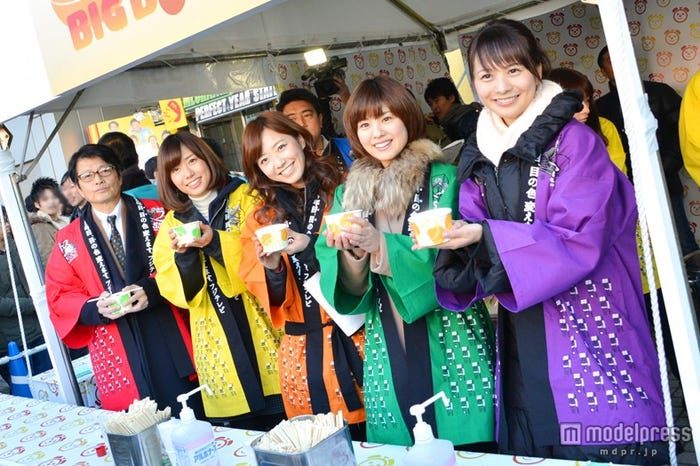 「55円スープ」を手渡し/(左から)フジテレビ代表取締役社長・亀山千広氏、フジテレビアナウンサーの山崎夕貴・内田嶺衣奈、曽田麻衣子、高見侑里