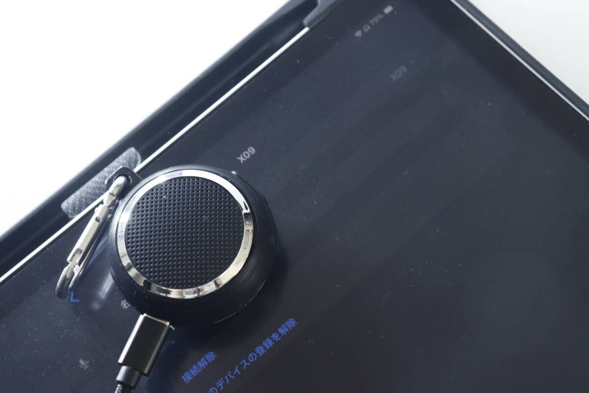 タブレットの横に置かれたワイヤレススピーカー タブレットの横に置かれたワイヤレススピーカー