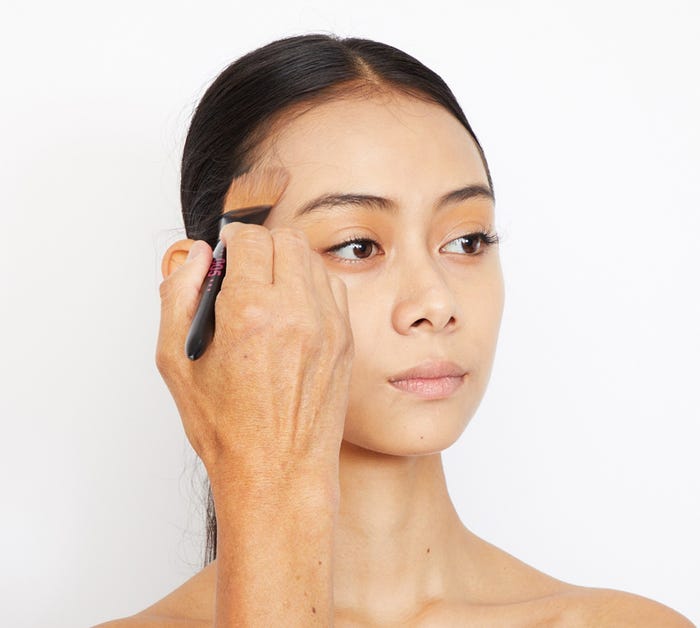 ブラシで頬骨にそってぼかしていく。この時、目尻・こめかみまで伸ばすのが引き締めのポイント。仕上げはベース同様、スポンジでなじませる。