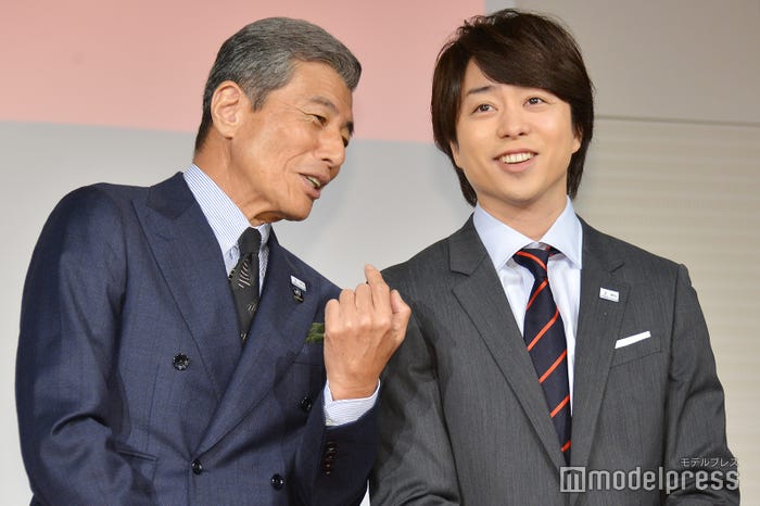 ひそひそ話をする舘ひろし&櫻井翔(C)モデルプレス