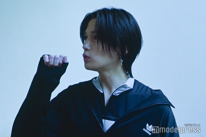 バースデーソングを歌うスタンバイをする八木勇征(C)モデルプレス