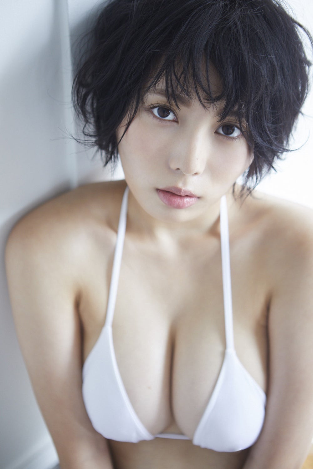 衝撃的手ブラも披露　Hカップ×黒髪ショートの安位薫「恥ずかしすぎて…」