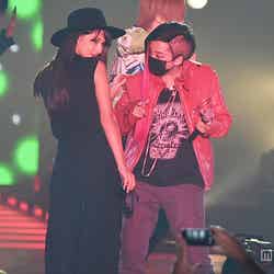 BIGBANG・G-DRAGONのものまねメイクを披露したざわちん（右）とダンサーとして友情出演を果たしたダレノガレ明美（左）