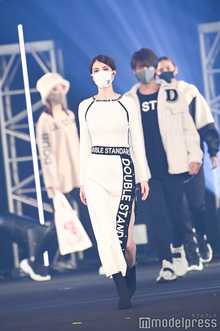 マスク姿で登場したモデルたち(C)モデルプレス