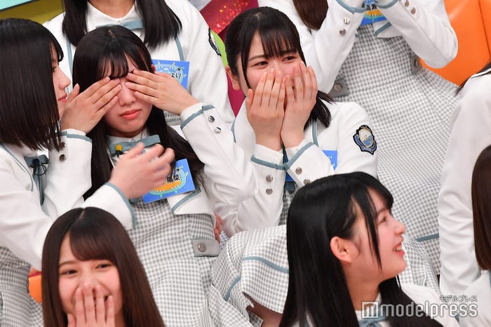 ヘビ登場で悲鳴/河田陽菜、丹生明里 (C)モデルプレス