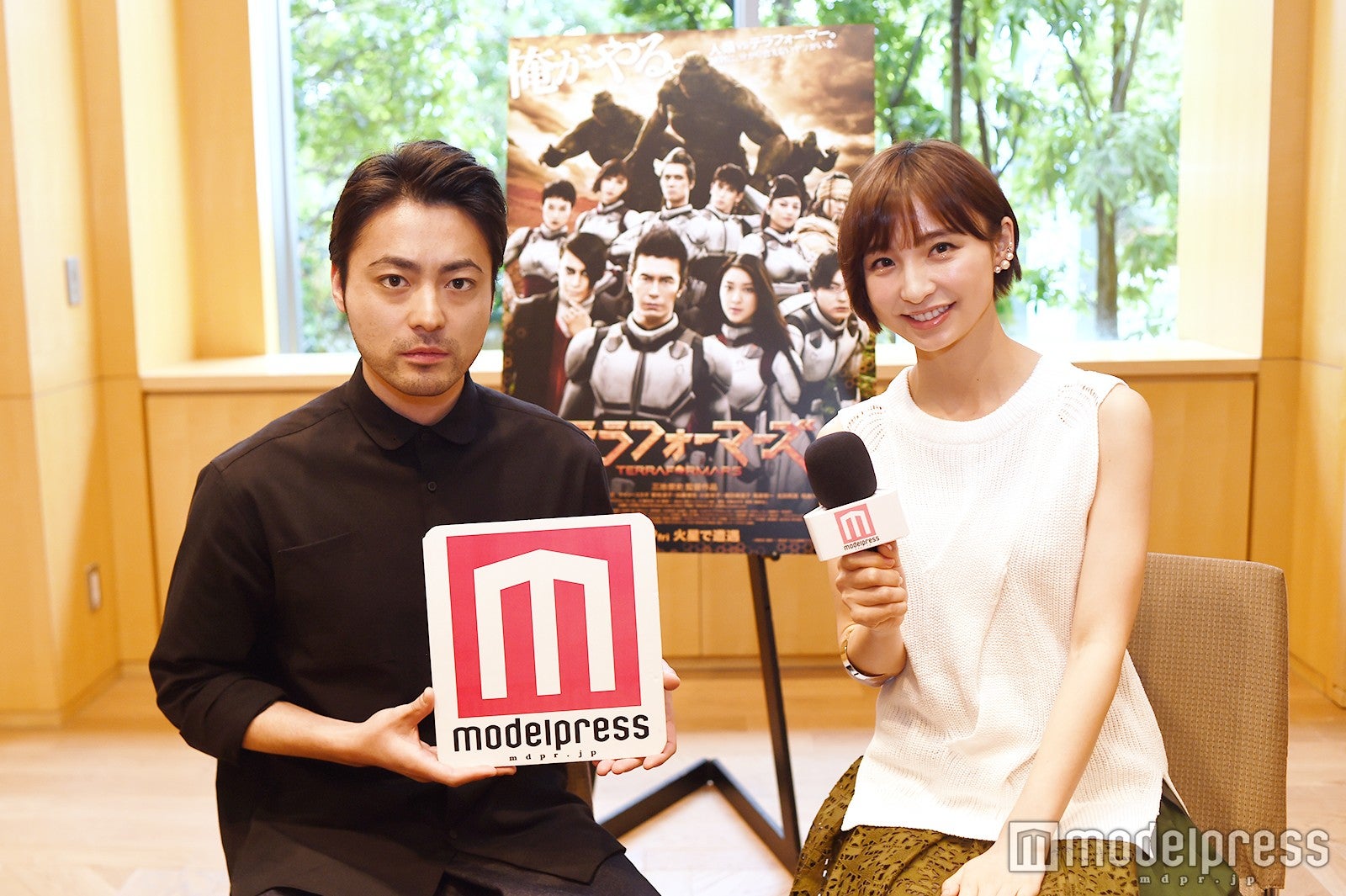 山田孝之×篠田麻里子（C）モデルプレス