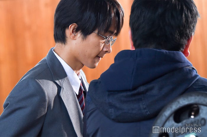 真剣に話を聞く佐藤寛太(C)モデルプレス