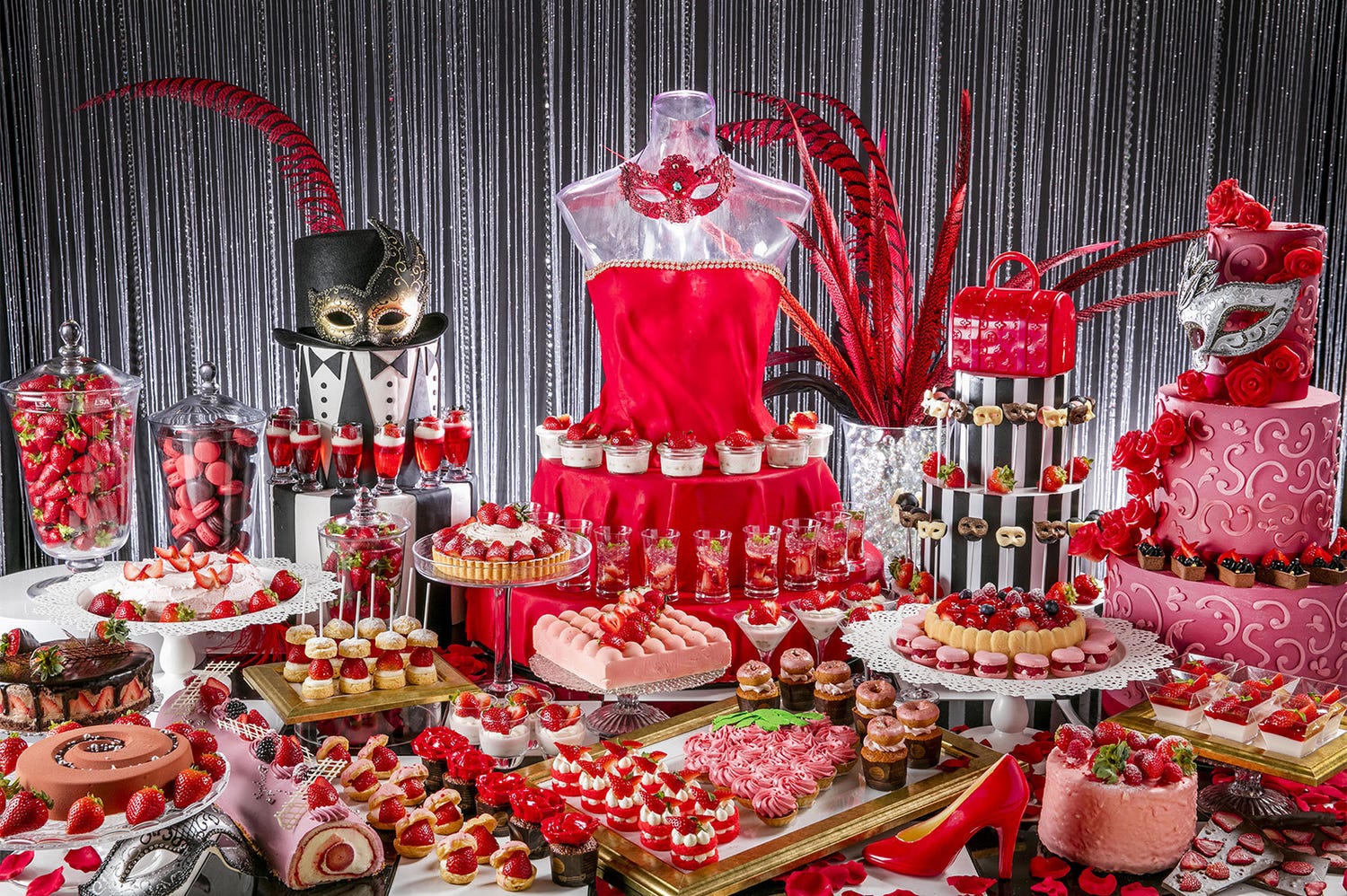 気分は仮面舞踏会!人気苺スイーツブッフェ再び お嬢様言葉のメニュー名にも注目