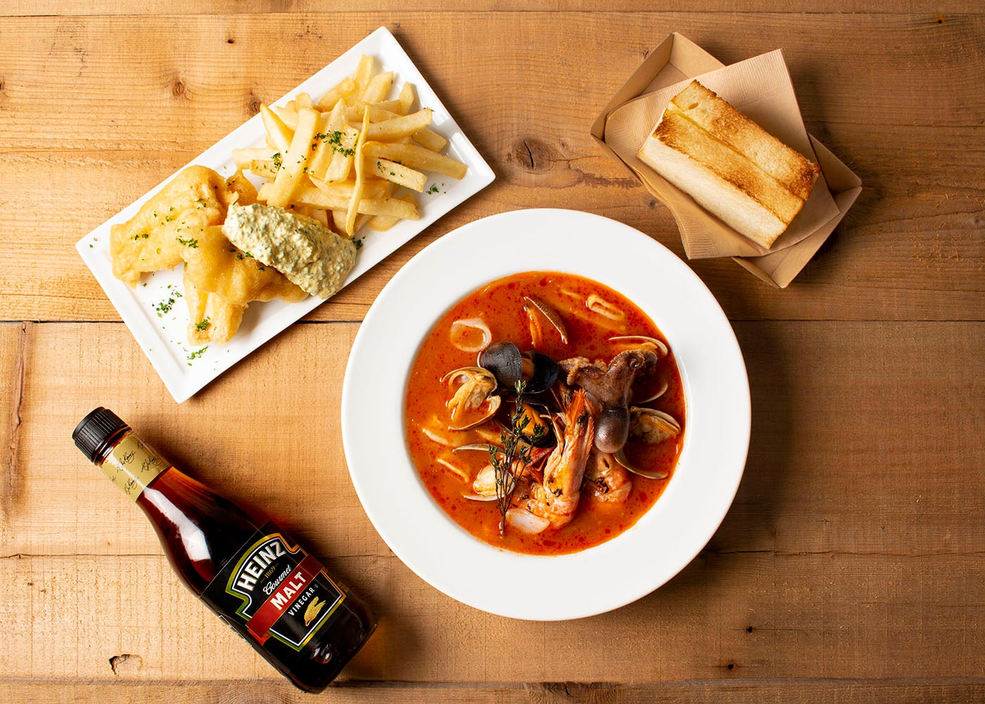 5種魚介のブイヤベース ブレッド付・豊洲フィッシュアンドチップス／画像提供：株式会社PLANETS