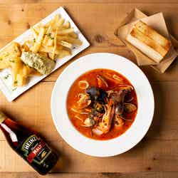 5種魚介のブイヤベース ブレッド付・豊洲フィッシュアンドチップス/画像提供:株式会社PLANETS