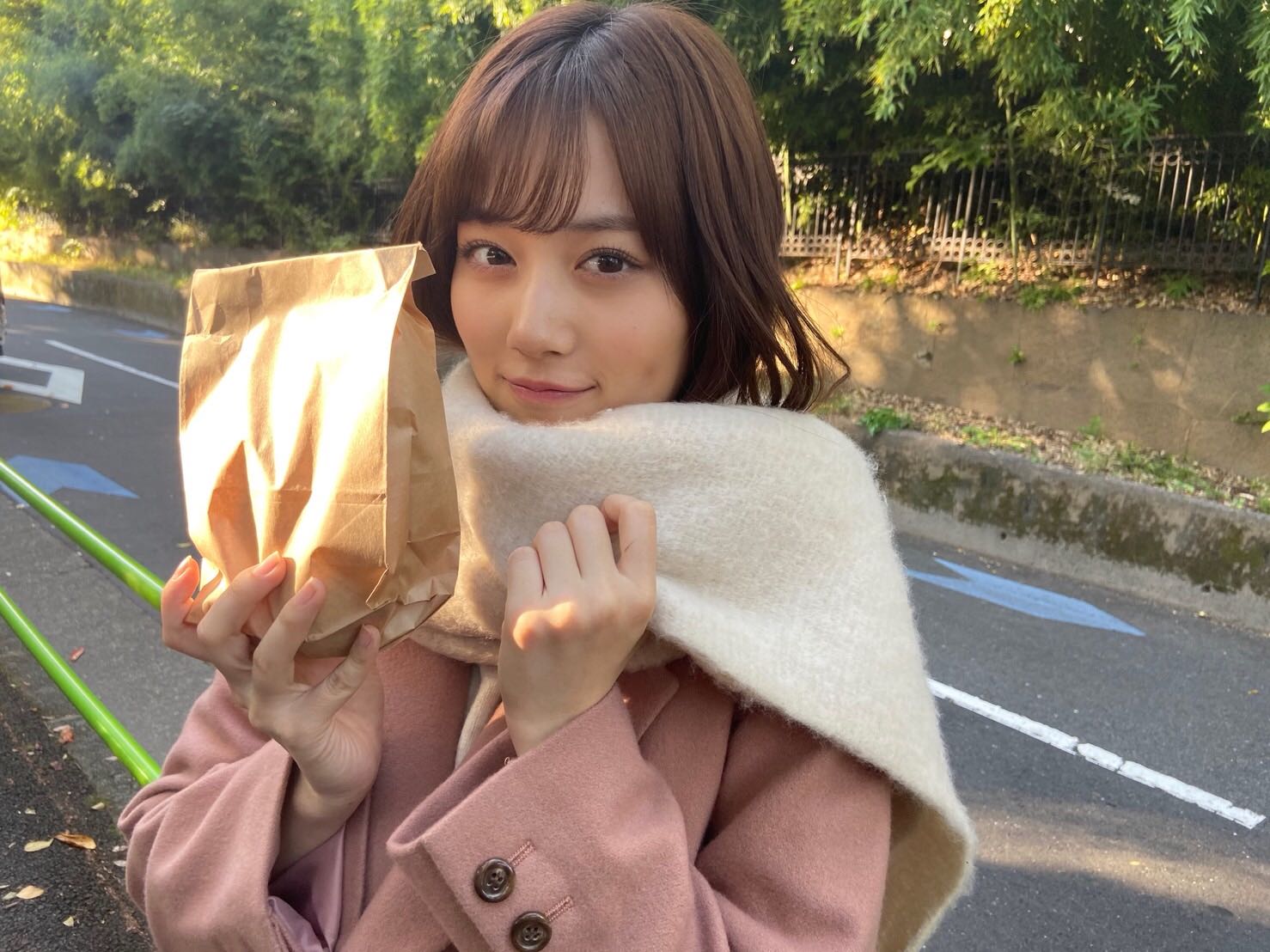 焼き芋を買った山下美月（提供写真）