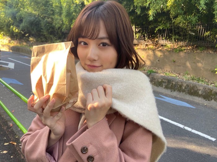 焼き芋を買った山下美月(提供写真)