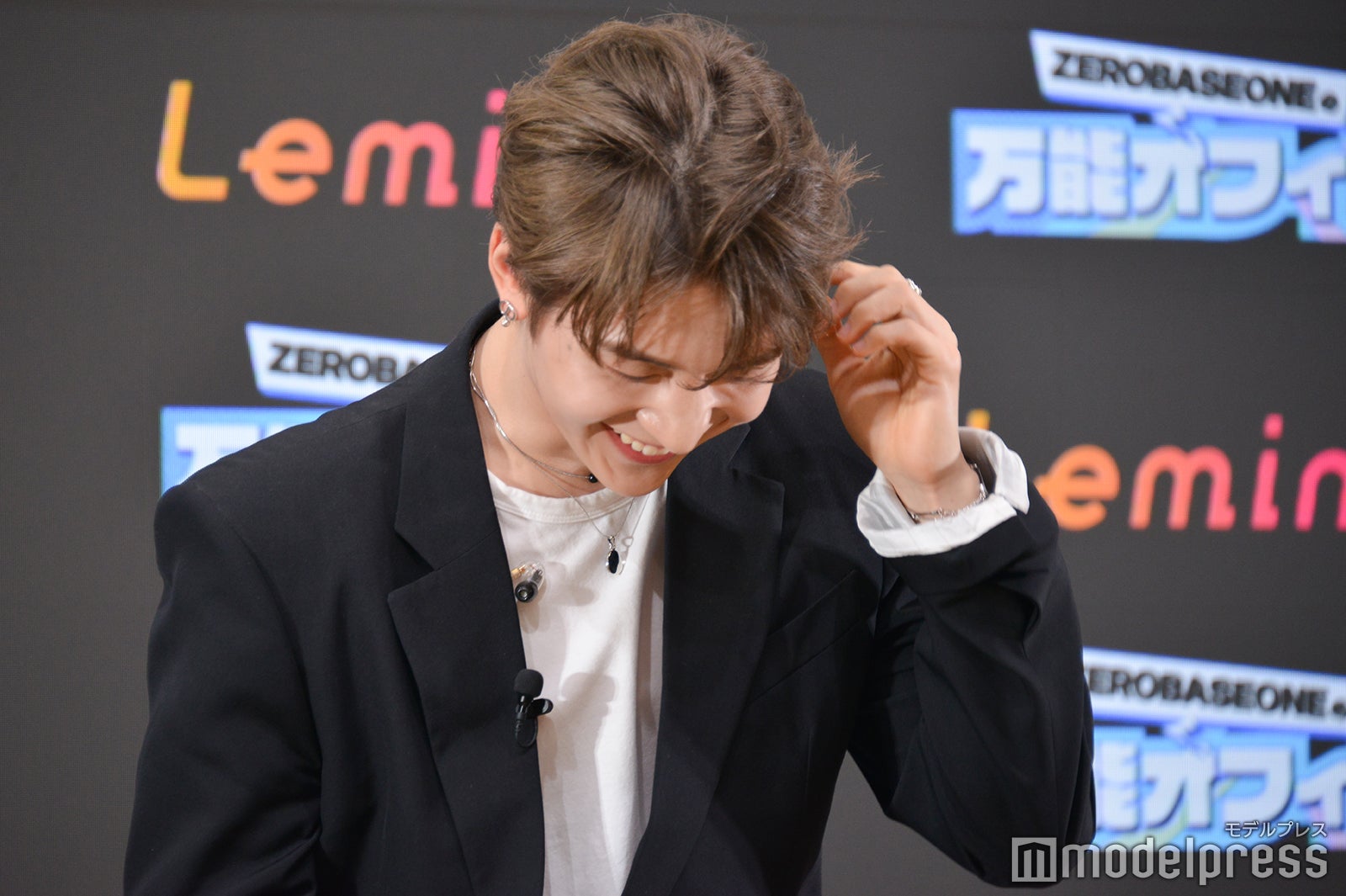 愛嬌披露後に思わず照れ笑いするソク・マシュー（C）モデルプレス