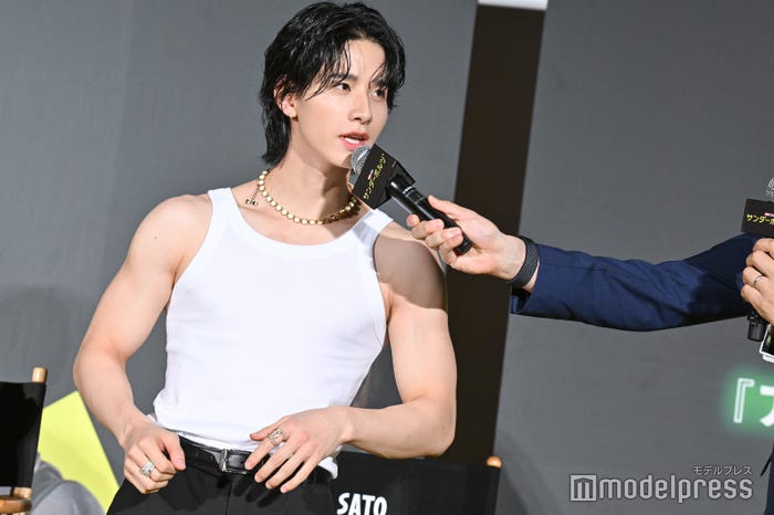 突然タンクトップ姿になっ佐藤景瑚(C)モデルプレス