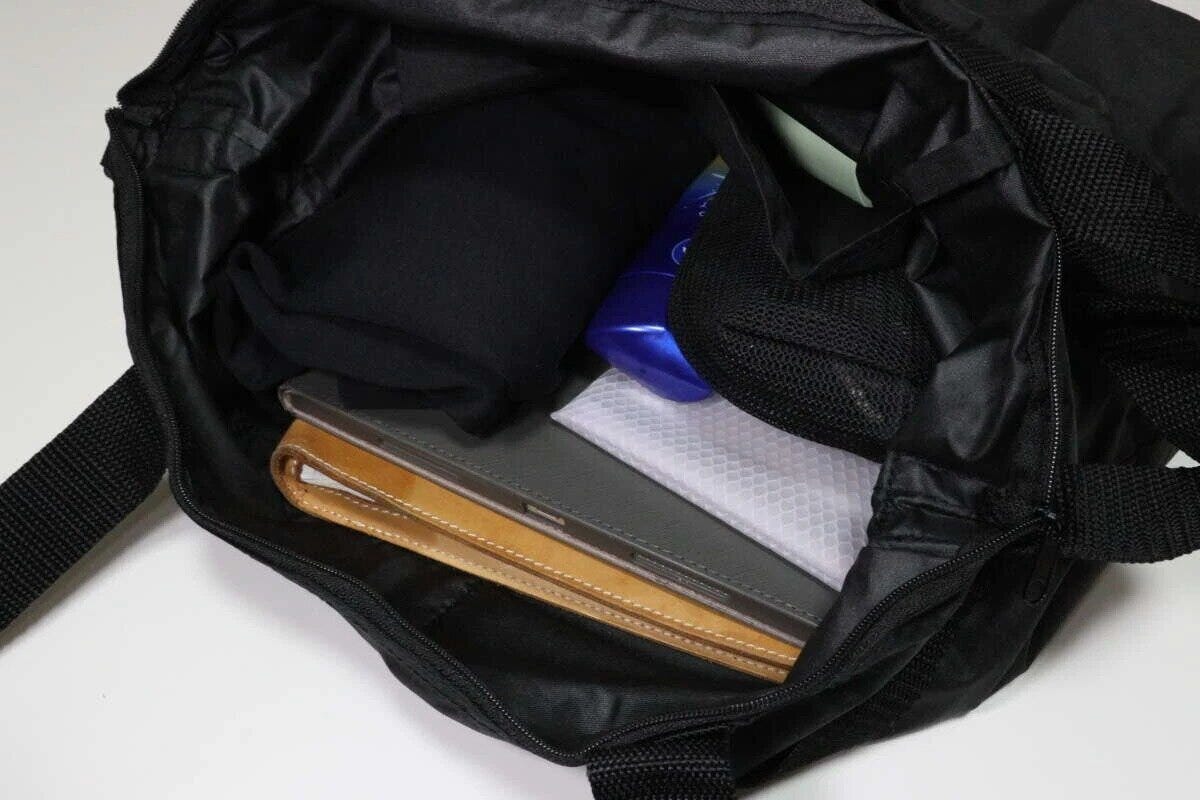 黒い2WAYショルダーバッグ(ファスナー付)の内部に荷物が収納されている様子 黒い2WAYショルダーバッグ(ファスナー付)の内部に荷物が収納されている様子
