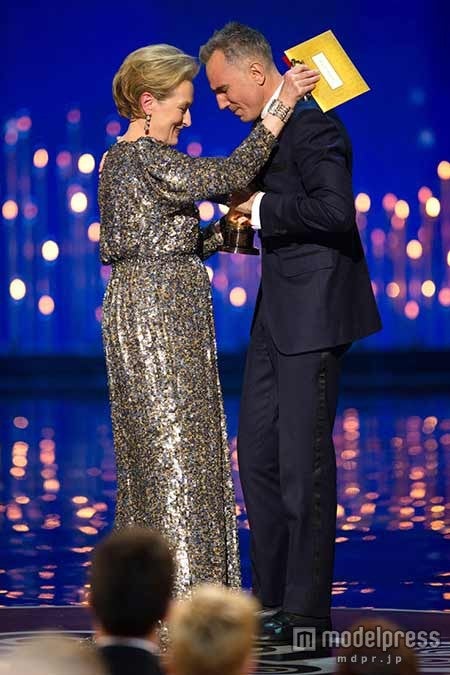 メリル・ストリープ（左）（C）A.M.P.A.S.（R）第85回アカデミー賞授賞式より
