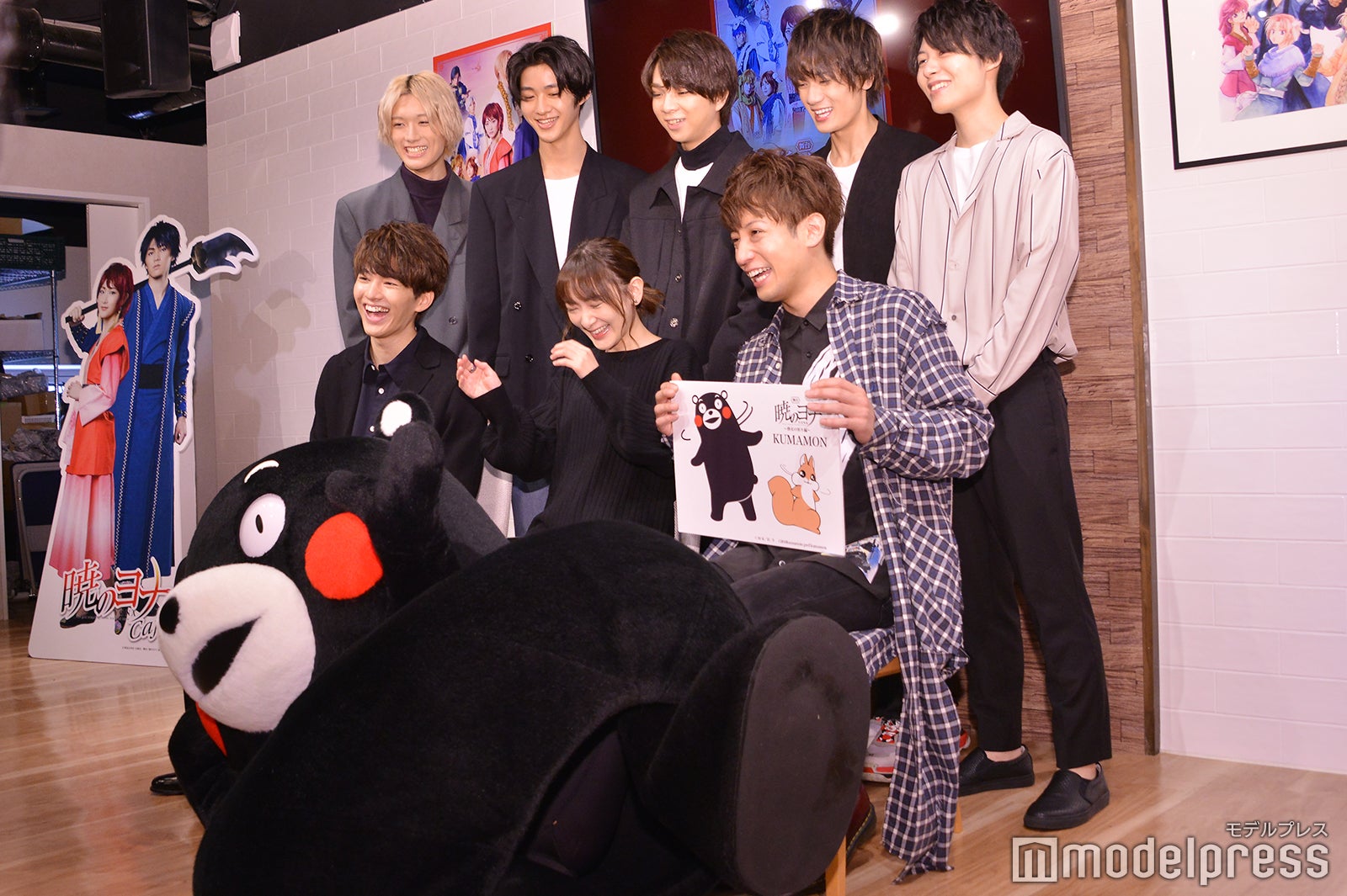 フォトセッション時に一番前に寝そべるくまモンに爆笑する一同 （C）モデルプレス