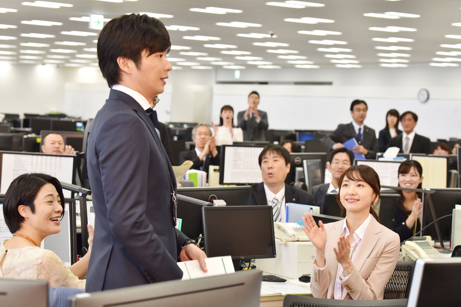 田中圭、新垣結衣／「獣になれない私たち」第2話より（C）日本テレビ