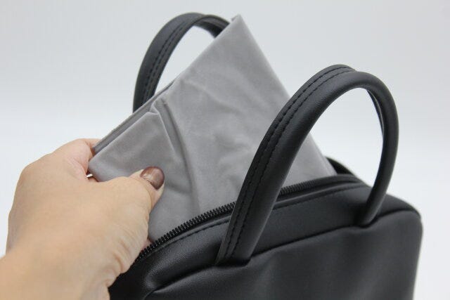 ダイソー　らくらくエアー枕（しっかりサポート）　持ち運び