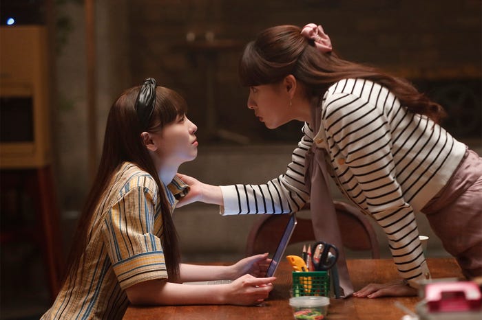 福原遥、桜井日奈子「マル秘の密子さん」第3話より(C)日本テレビ