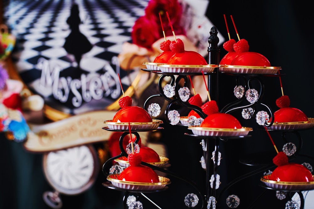 ハートの女王の赤いムースケーキ／画像提供：ベストホスピタリティーネットワーク