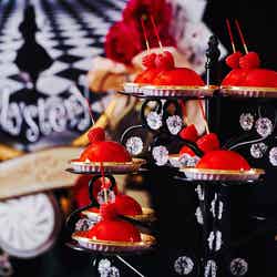 ハートの女王の赤いムースケーキ／画像提供：ベストホスピタリティーネットワーク