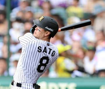 阪神・佐藤輝が4試合ぶりの6号ソロ 難敵・栗林から先制弾 風にも乗って、右翼席へ飛距離121メートルの一発