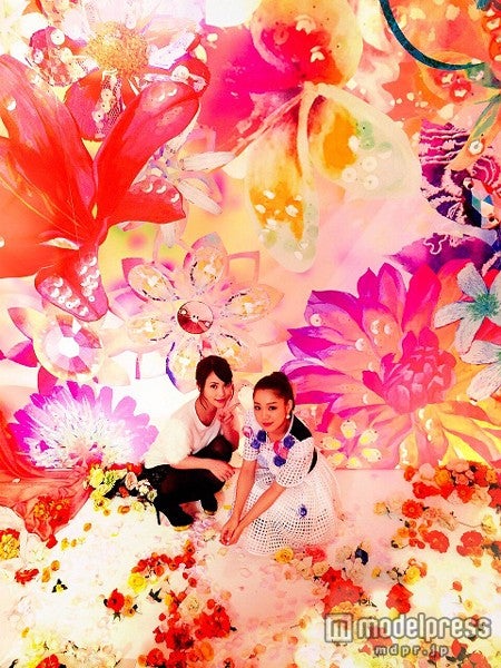 西野カナ（右）、清川あさみ（左）