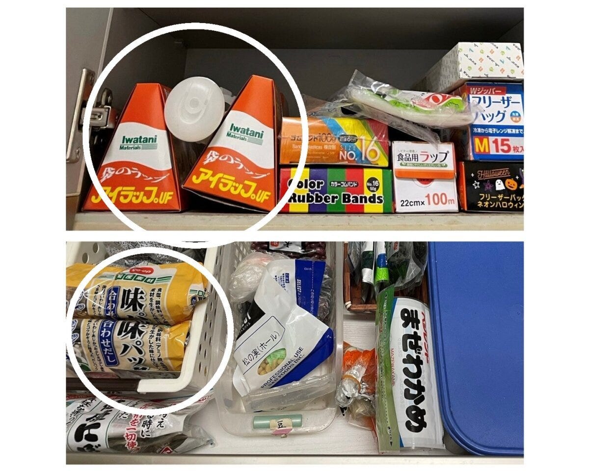 同じ商品が重複して収納されたキッチンストック 収納棚に並んだアイラップやフリーザーバッグ、味付けだしなどのキッチンストック。白い丸印で同じ商品が複数あることが示されている俯瞰写真