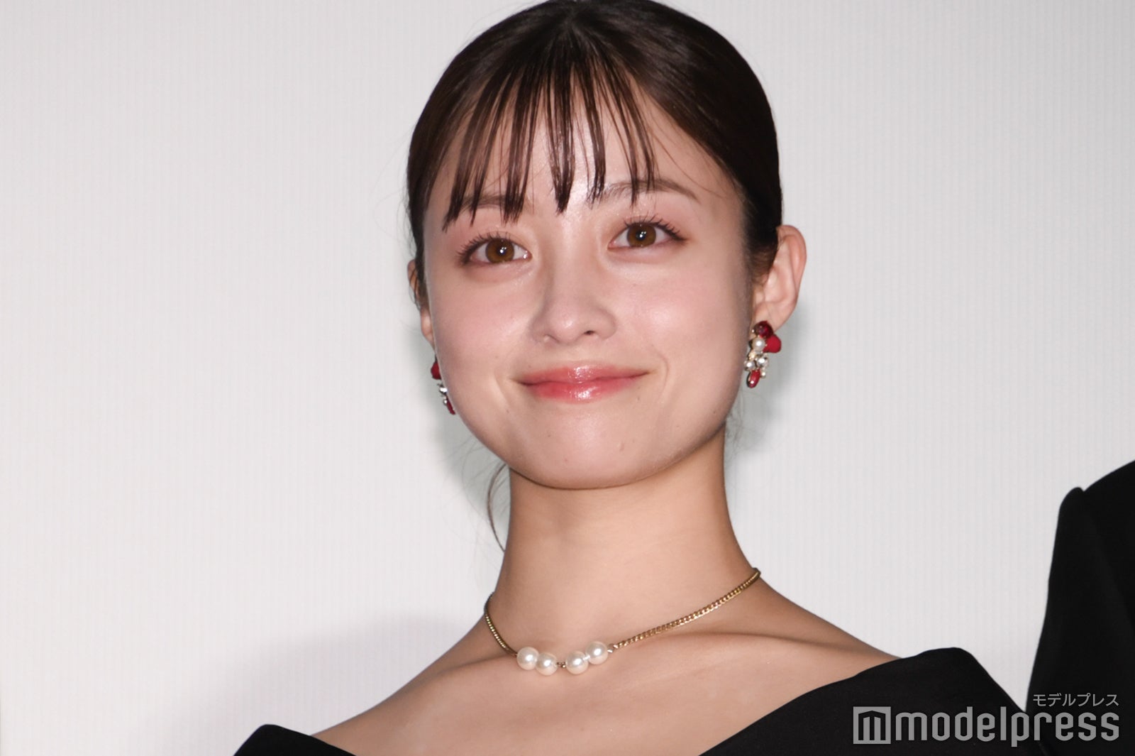 橋本環奈、制服姿で美脚披露「可憐」「眩しすぎる」の声