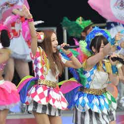 11位を獲得した板野友美／「AKB48 スーパーフェスティバル ～日産スタジアム、小（ち）っちぇっ！小（ち）っちゃくないし！！～」のライブパフォーマンスの様子
