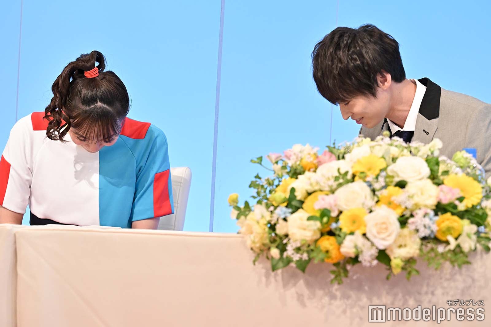 感謝を伝え合う秋元杏月、福尾誠 （C）モデルプレス