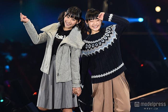 浅川梨奈、内村莉彩 (C)モデルプレス