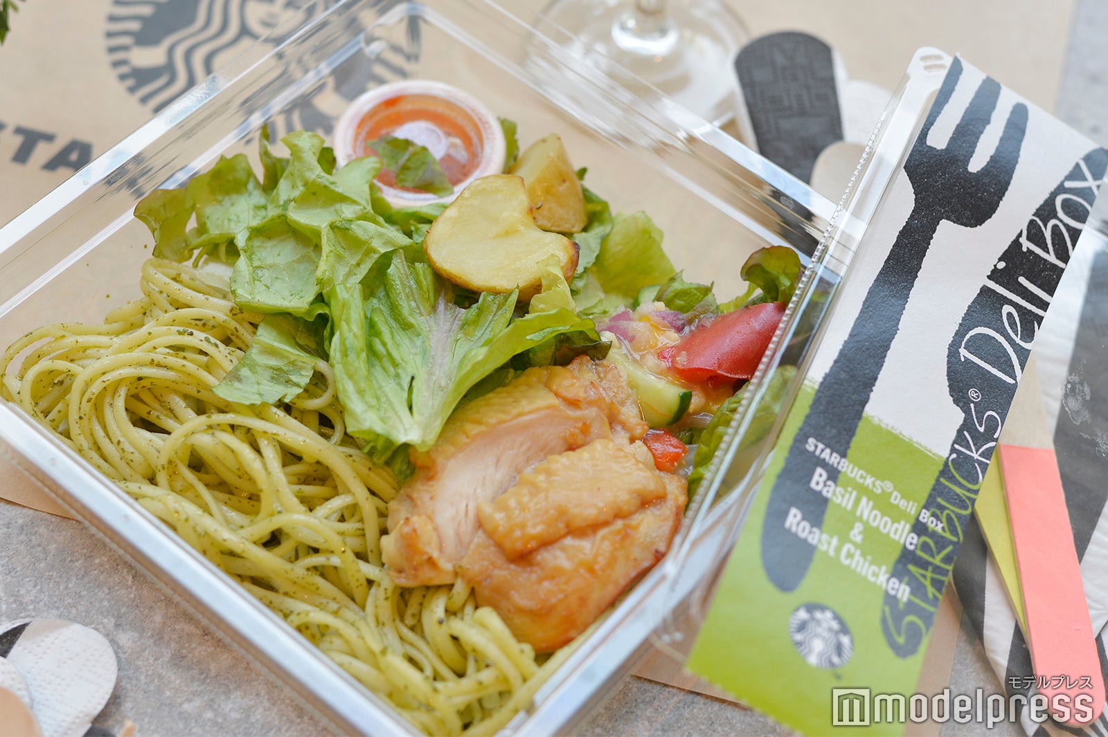 「スターバックス デリボックス バジルヌードル＆ローストチキン」 （C）モデルプレス