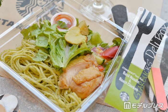 「スターバックス デリボックス バジルヌードル&ローストチキン」 (C)モデルプレス