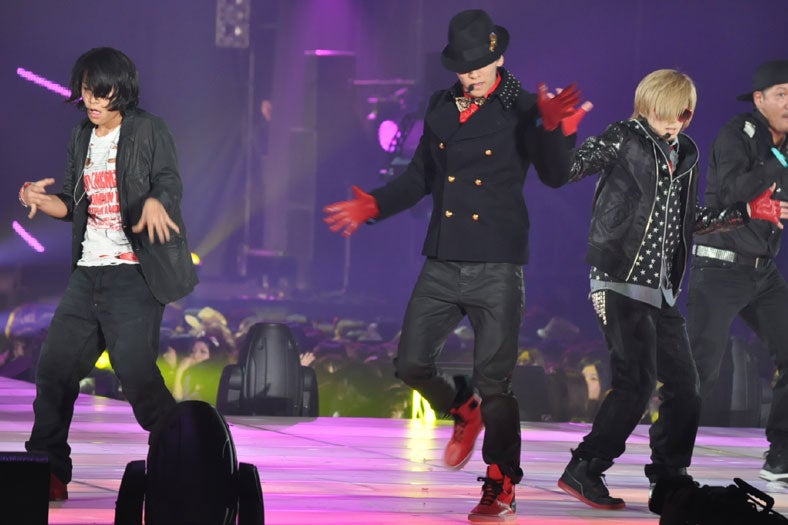 w-inds. 東京ガールズコレクションで熱唱　セシルマクビーが衣装協力