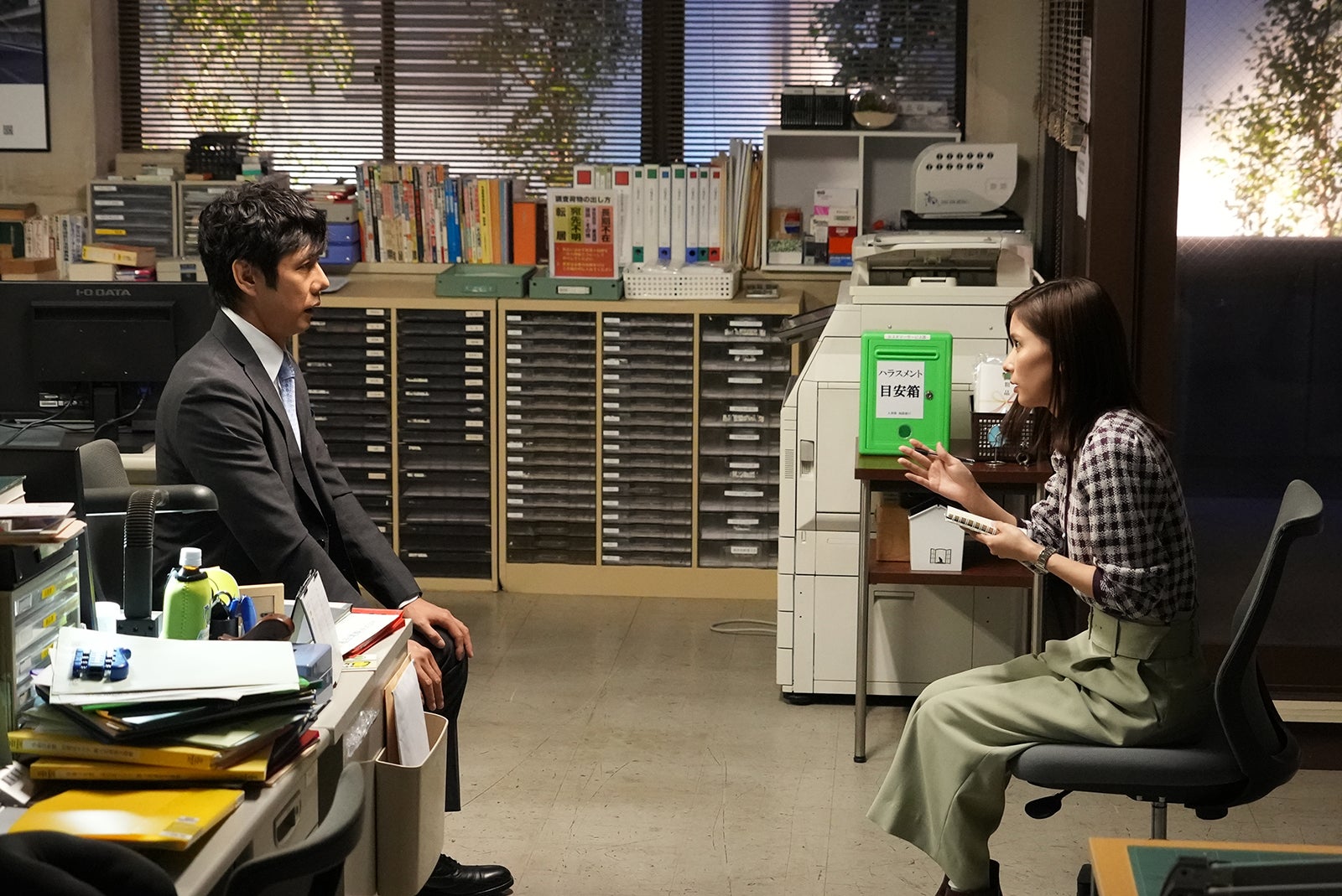 西島秀俊、芳根京子／「真犯人フラグ」第4話より（C）日本テレビ